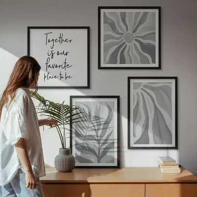 Billedvæg over sofa med illustrationer af blomstermønstre i pastelfarver