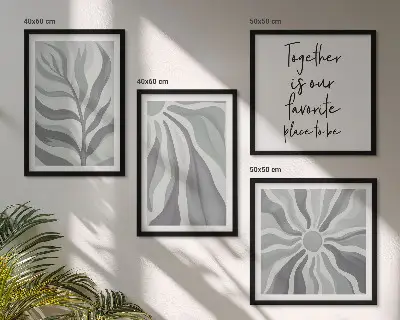 Billedvæg over sofa med illustrationer af blomstermønstre i pastelfarver