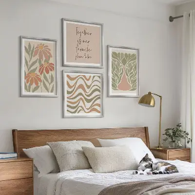 Billedvæg med abstrakte pastelfarvede blomster til ophæng over sofa