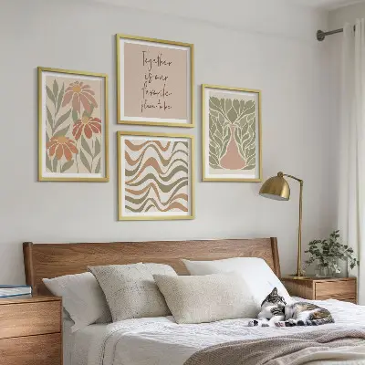 Billedvæg med abstrakte pastelfarvede blomster til ophæng over sofa