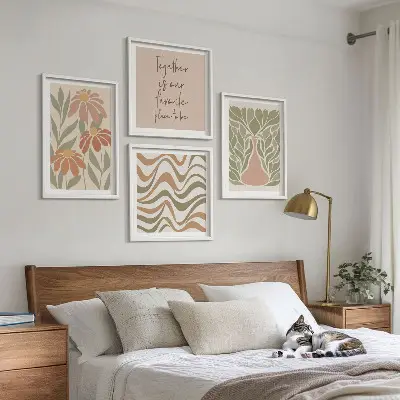 Billedvæg med abstrakte pastelfarvede blomster til ophæng over sofa