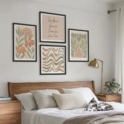 Billedvæg med abstrakte pastelfarvede blomster til ophæng over sofa