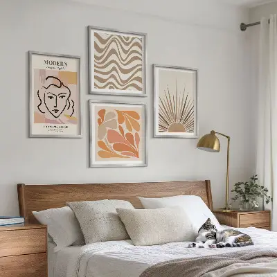 Billedvæg til over sofaen med sol og boho-pastelfarver