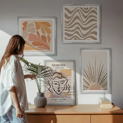 Billedvæg til over sofaen med sol og boho-pastelfarver