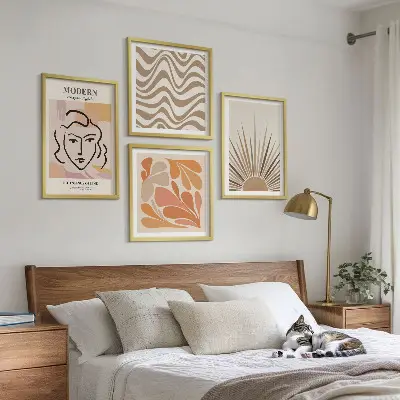 Billedvæg til over sofaen med sol og boho-pastelfarver