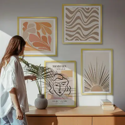 Billedvæg til over sofaen med sol og boho-pastelfarver