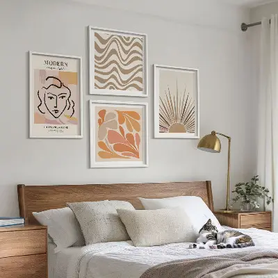 Billedvæg til over sofaen med sol og boho-pastelfarver