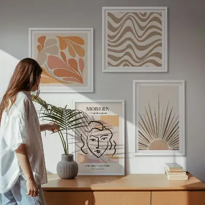 Billedvæg til over sofaen med sol og boho-pastelfarver