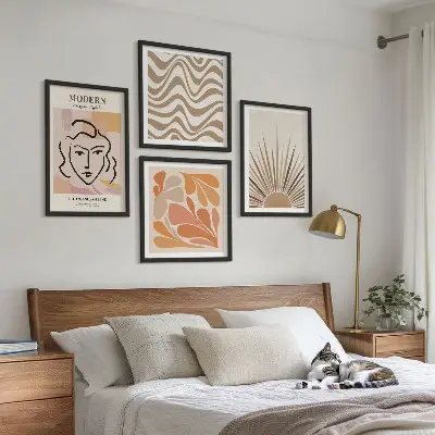 Billedvæg til over sofaen med sol og boho-pastelfarver