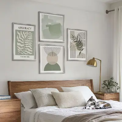 Billedvæg over sofa med botaniske boho-abstraktioner