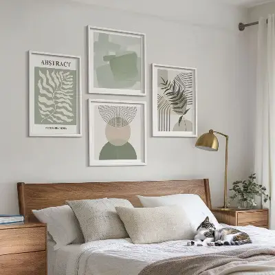 Billedvæg over sofa med botaniske boho-abstraktioner
