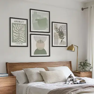 Billedvæg over sofa med botaniske boho-abstraktioner