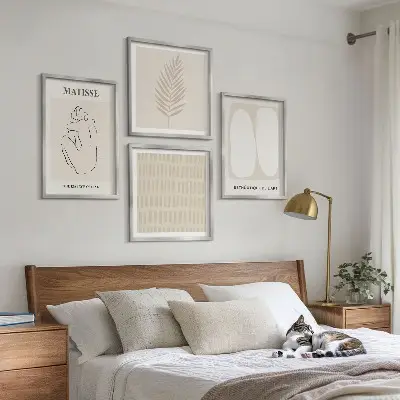 Billedvæg over sofa med linjer og former i beige og hvid