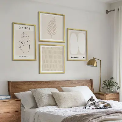 Billedvæg over sofa med linjer og former i beige og hvid