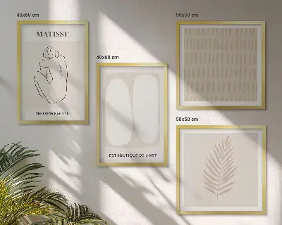 Billedvæg over sofa med linjer og former i beige og hvid