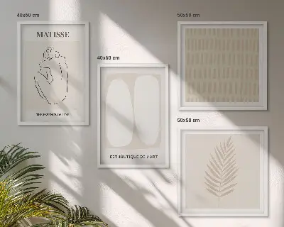 Billedvæg over sofa med linjer og former i beige og hvid