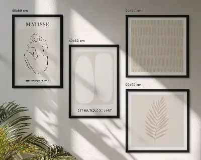 Billedvæg over sofa med linjer og former i beige og hvid