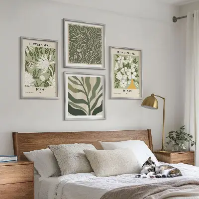 Billedvæg over sofa med boho-inspirerede plantemønstre
