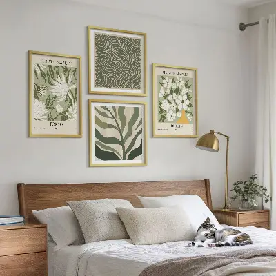 Billedvæg over sofa med boho-inspirerede plantemønstre
