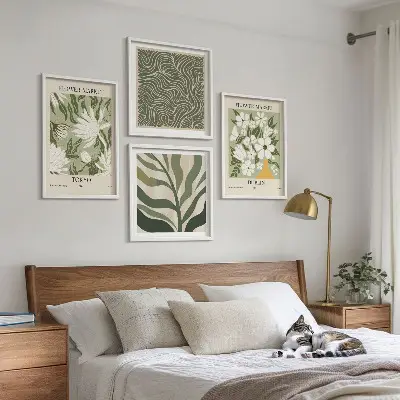 Billedvæg over sofa med boho-inspirerede plantemønstre