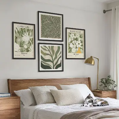 Billedvæg over sofa med boho-inspirerede plantemønstre