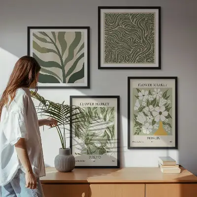 Billedvæg over sofa med boho-inspirerede plantemønstre