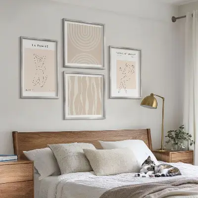 Billedvæg over sofa med en samling af minimalistiske former