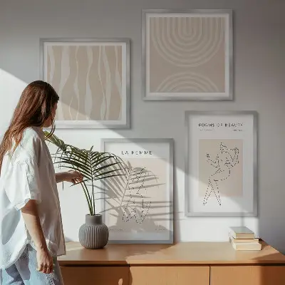 Billedvæg over sofa med en samling af minimalistiske former