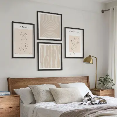 Billedvæg over sofa med en samling af minimalistiske former