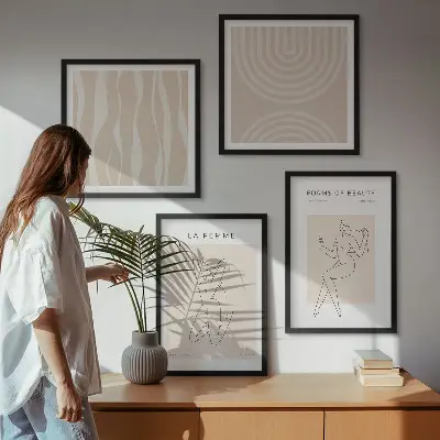 Billedvæg over sofa med en samling af minimalistiske former