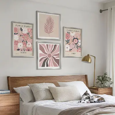 Billedvæg over sofa med blomstermønstre, blade og geometri