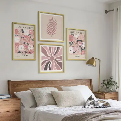 Billedvæg over sofa med blomstermønstre, blade og geometri