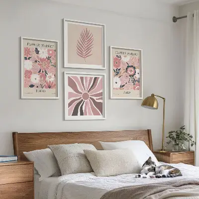Billedvæg over sofa med blomstermønstre, blade og geometri