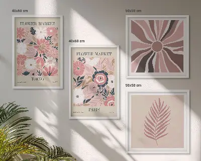 Billedvæg over sofa med blomstermønstre, blade og geometri