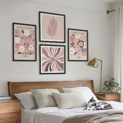 Billedvæg over sofa med blomstermønstre, blade og geometri