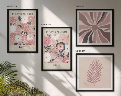 Billedvæg over sofa med blomstermønstre, blade og geometri