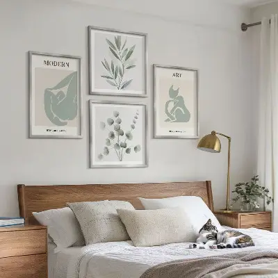 Billedvæg over sofa med plantemotiver i sart grøn