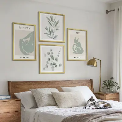 Billedvæg over sofa med plantemotiver i sart grøn
