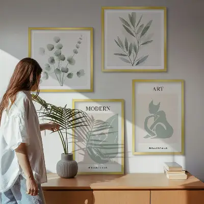 Billedvæg over sofa med plantemotiver i sart grøn