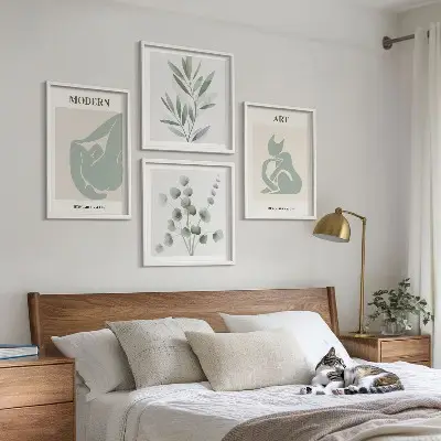 Billedvæg over sofa med plantemotiver i sart grøn