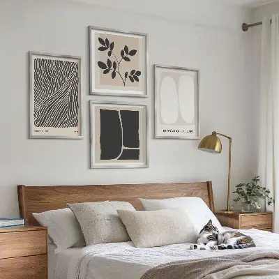 Billedvæg over sofa med minimalistiske plantemønstre