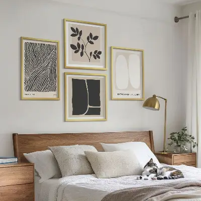 Billedvæg over sofa med minimalistiske plantemønstre