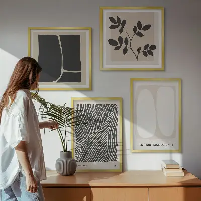 Billedvæg over sofa med minimalistiske plantemønstre