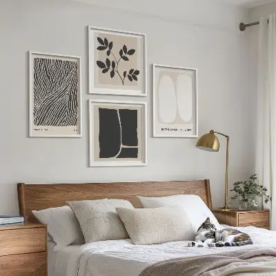 Billedvæg over sofa med minimalistiske plantemønstre
