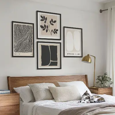 Billedvæg over sofa med minimalistiske plantemønstre