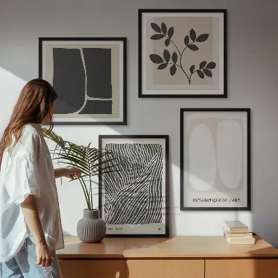 Billedvæg over sofa med minimalistiske plantemønstre