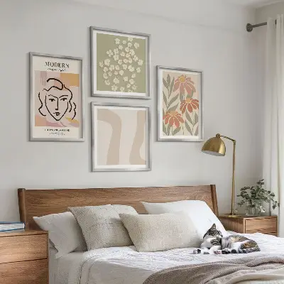 Billedvæg over sofa med moderne abstrakt kvinde