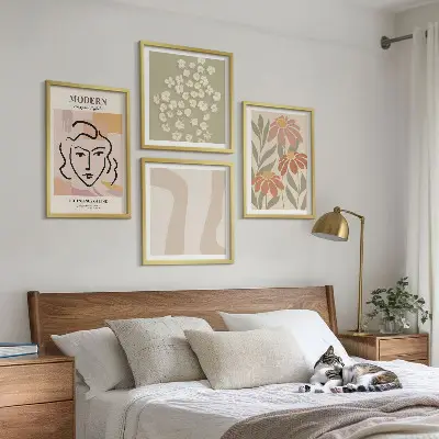 Billedvæg over sofa med moderne abstrakt kvinde