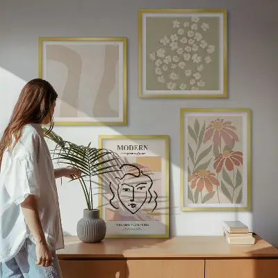 Billedvæg over sofa med moderne abstrakt kvinde