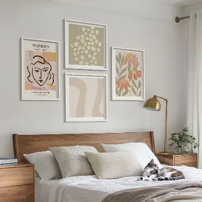 Billedvæg over sofa med moderne abstrakt kvinde